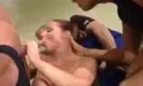 Gruppen Arschfick mit einer Süßen Blondine