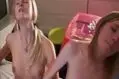 Lesbische Schulmädchen mit Dildos