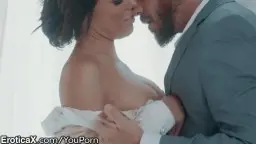 Adriana kniet mit freiem Oberkörper vor Chad White